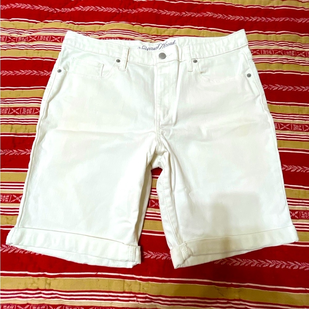 🩳 Universal Thread White Bermuda Shorts